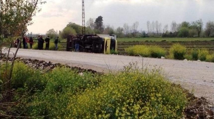 Ambulans İle Kamyonet &Ccedil;arpıştı: 2 Yaralı