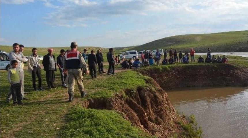 Ot Toplarken Dereye D&uuml;şt&uuml;