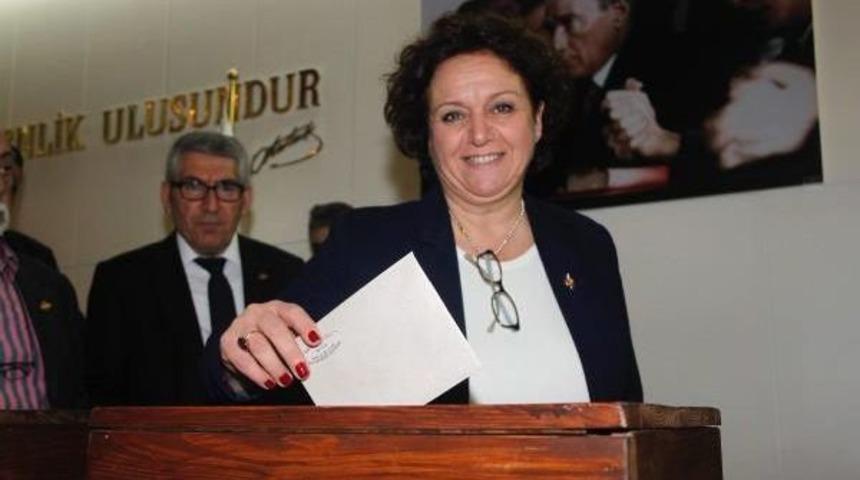 İzmir Gazeteciler Cemiyeti'ne Kadın Başkan