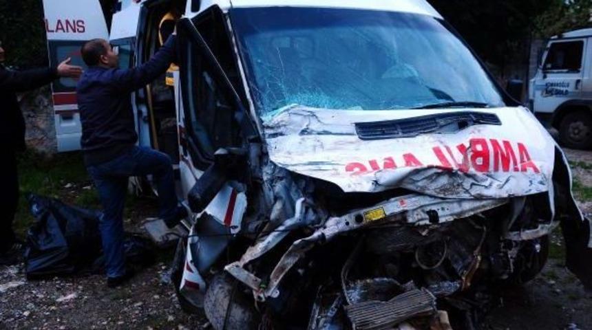 Ambulans Ile Kamyon &Ccedil;arpıştı: 2 Yaralı