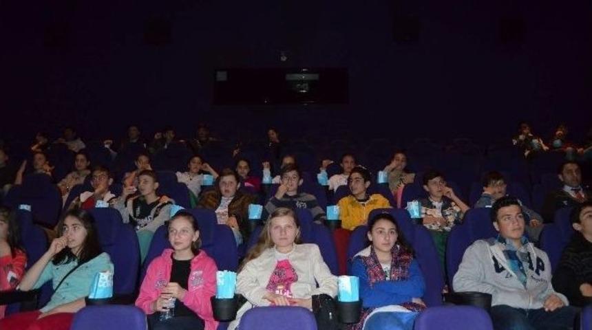 Forum Trabzon Hi&ccedil; Sinemaya Gitmemiş &Ouml;ğrencileri Sinema İle Buluşturdu