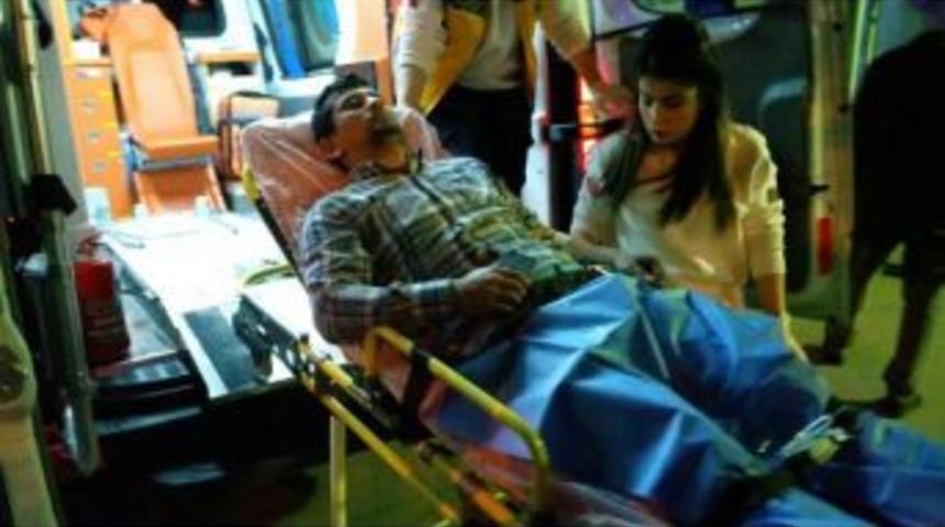 İzmit'te S&uuml;r&uuml;c&uuml;ler Arasında Yol Verme Kavgası: 2 Yaralı