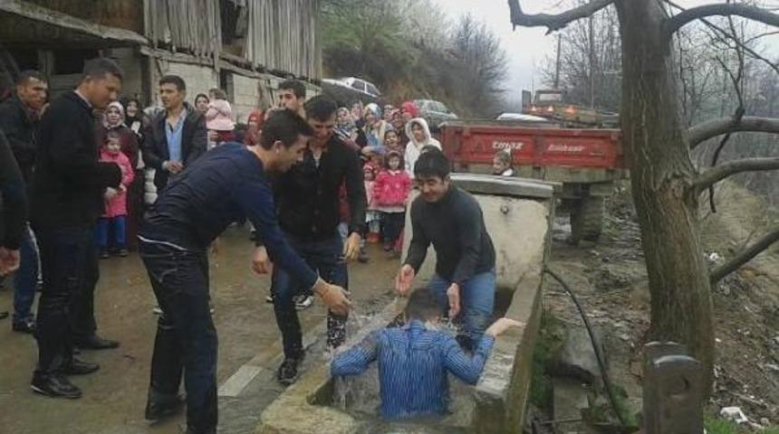 Bahşiş Vermeyen Damadın Arkadaşlarını Yalağa Attılar