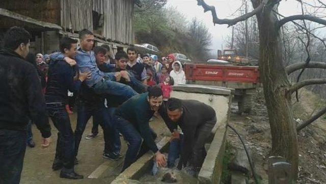 Bahşiş Vermeyen Damadın Arkadaşlarını Yalağa Attılar