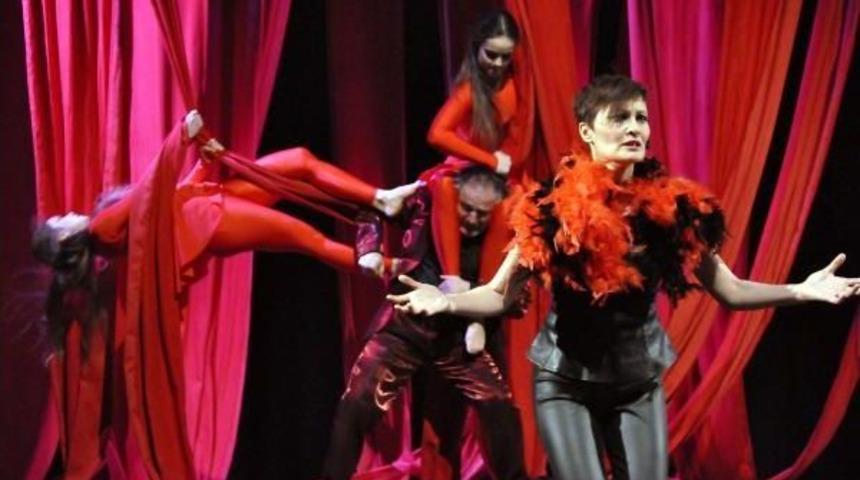 Makedonya &Uuml;sk&uuml;p T&uuml;rk Tiyatrosu, T&uuml;rk&ccedil;e Oyunla Beğenildi