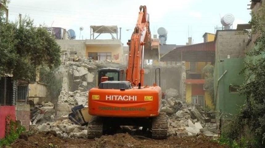 Toroslar&rsquo;da Yola İsabet Eden Binalar Yıkılıyor