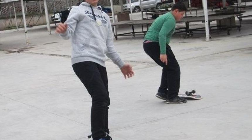 Yenikentli Gen&ccedil;ler Pazar Yerinde Paten Pisti Yapmak İstiyor