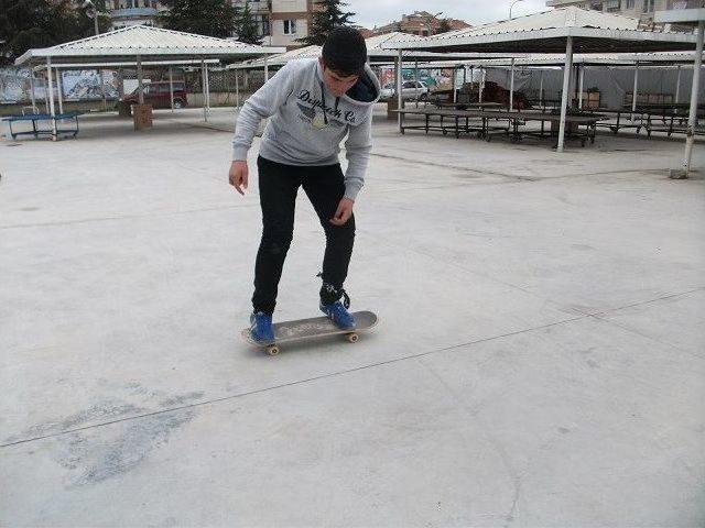 Yenikentli Gençler Pazar Yerinde Paten Pisti Yapmak İstiyor