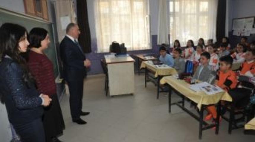 &Ccedil;ağlayan &Ouml;ğrencilere Ders Verdi