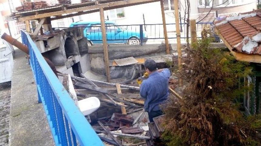 Kışın Yoğun Kar Yağışından &Ccedil;&ouml;ken Kamelyanın &Ccedil;atısı Onarılıyor