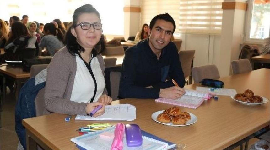 Kitap Okuyan &Ouml;ğrencilere &Uuml;cretsiz &Ccedil;ay Ve &Ccedil;&ouml;rek