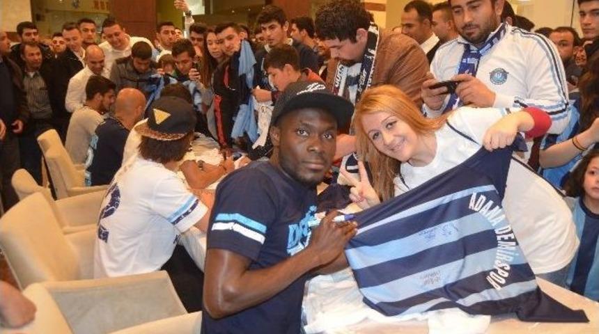 Adana Demirsporlu Futbolcular Taraftarla İmza G&uuml;n&uuml;nde Buluştu