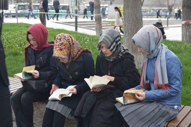 Genç Memur-sen Terör Olaylarına Kitap Okuyarak Dikkat Çekti