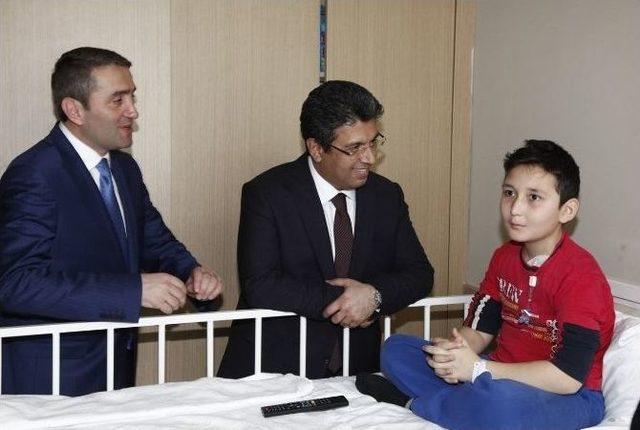 Başkan Karadeniz’den Minik Kanser Hastalarına Ziyaret