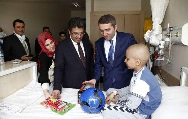 Başkan Karadeniz’den Minik Kanser Hastalarına Ziyaret