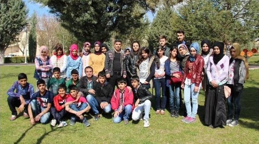 G&ouml;n&uuml;l K&ouml;pr&uuml;s&uuml; Projesi Sayesinde &Ouml;ğrenciler, &Uuml;niversiteyi Gezdi