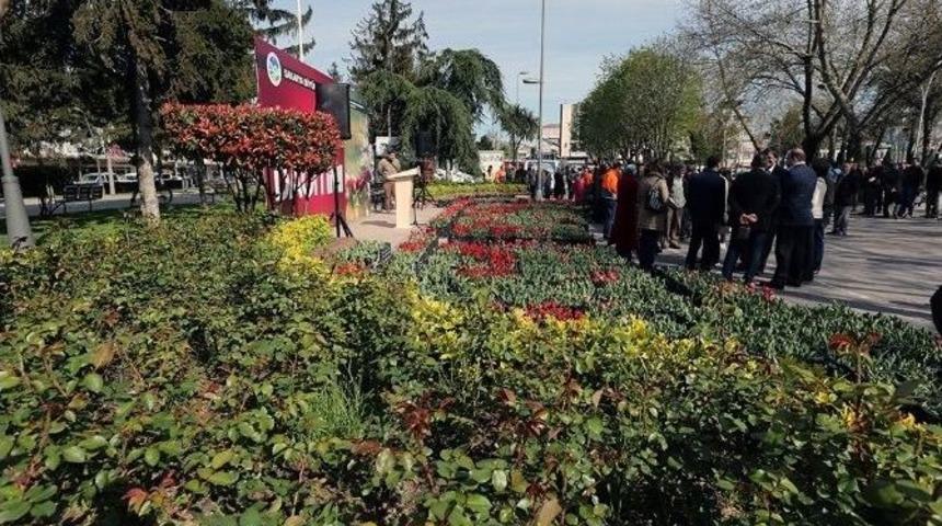 Geleneksel Lale Dağıtım T&ouml;reni Akm &Ouml;n&uuml;nde Ger&ccedil;ekleştirildi