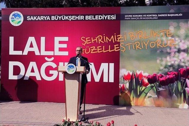 Geleneksel Lale Dağıtım Töreni Akm Önünde Gerçekleştirildi