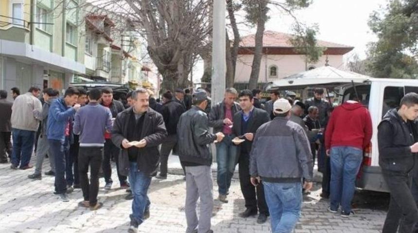 Savcı Kiraz İ&ccedil;in Dinar&rsquo;da Meslektaşları Helva Dağıttı