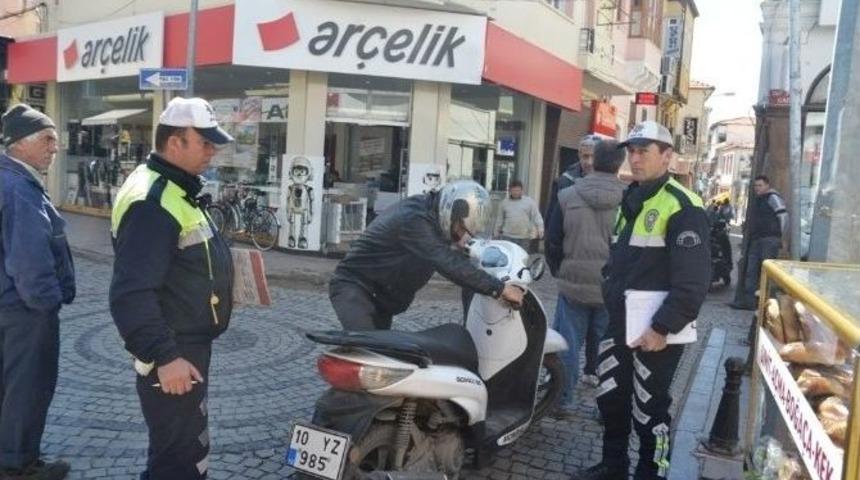Trafik Kazalarına Engel Olmak İ&ccedil;in Cansiparane &Ccedil;alışıyorlar