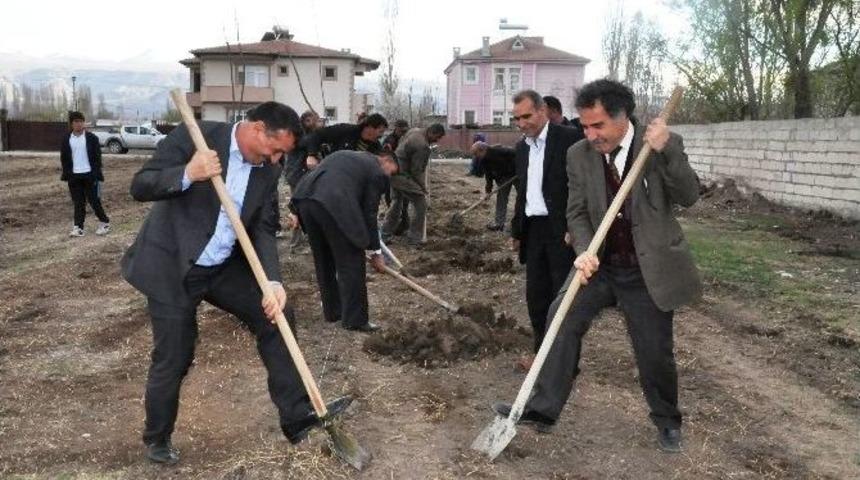Iğdır Belediyesi&rsquo;nden Fidan Dikimi