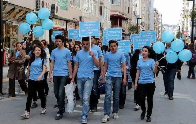 Öğrencilerden ‘otizm Günü’ Etkinliği