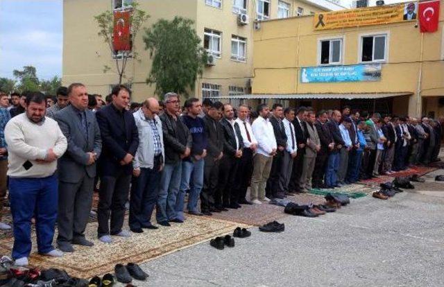 Şehit Savcı Kiraz ın Adı, Mezun Olduğu Lisenin Kütüphanesine Verildi 2