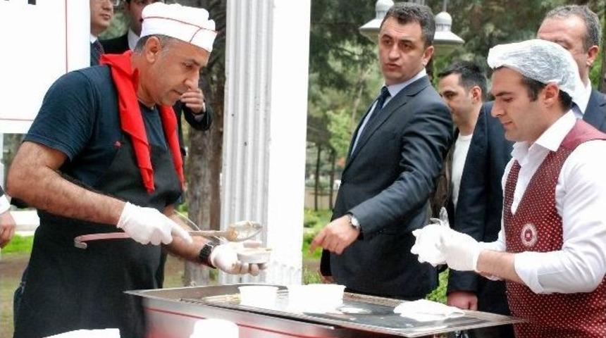 Diyarbakır Adliyesi&rsquo;nde Şehit Savcı İ&ccedil;in Helva Dağıtıldı