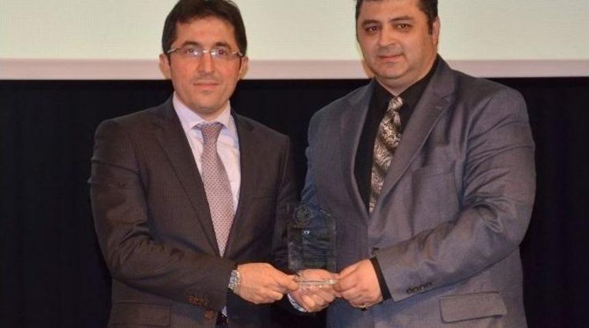 G&uuml;mr&uuml;k&ccedil;&uuml;oğlu Yılın B&uuml;y&uuml;kşehir Belediye Başkanı Se&ccedil;ildi