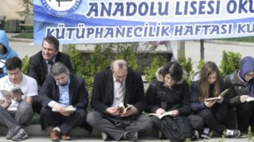 Farkındalık Oluşturmak İ&ccedil;in Kitap Okudular