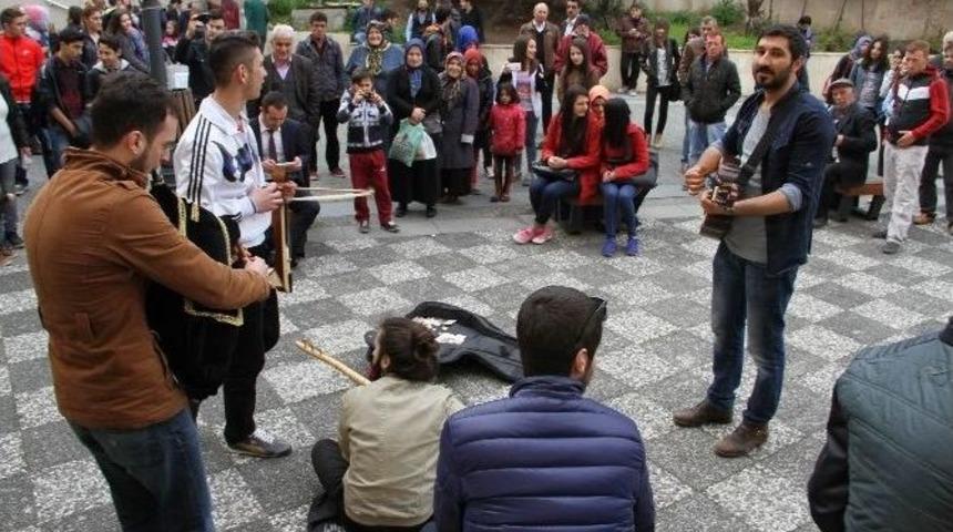 &Uuml;niversite &Ouml;ğrencilerinden &Ouml;rnek Davranış