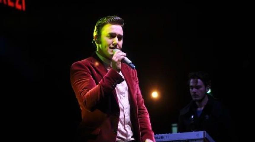 &Uuml;niversiteliler, Mustafa Ceceli Ile Coştu