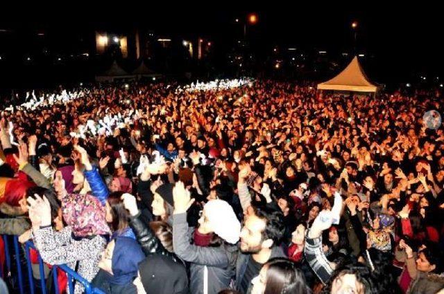 &Uuml;niversiteliler, Mustafa Ceceli Ile Coştu 1