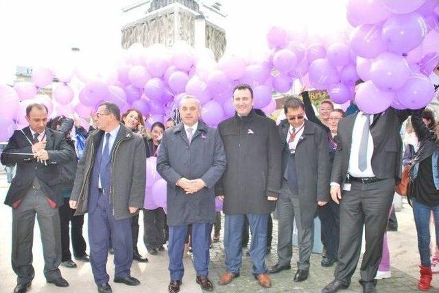 1000 Mor Balon Kanserle Savaş İçin Uçtu