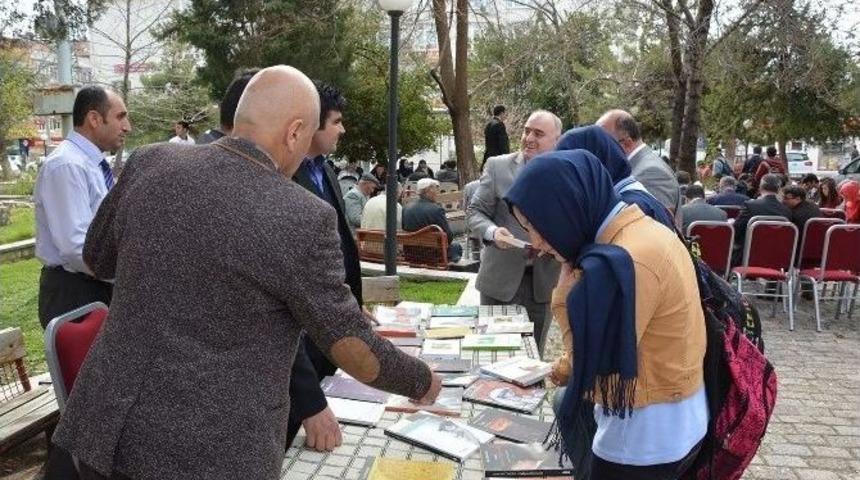 Dinar&rsquo;da Halk Ve &Ouml;ğrenciler Meydanda Kitap Okudu