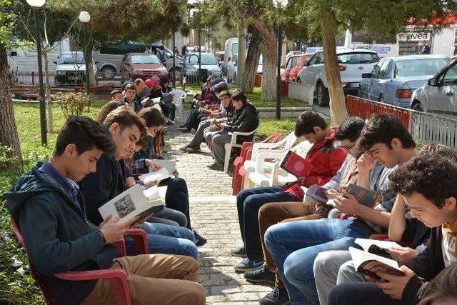 Dinar’da Halk Ve Öğrenciler Meydanda Kitap Okudu