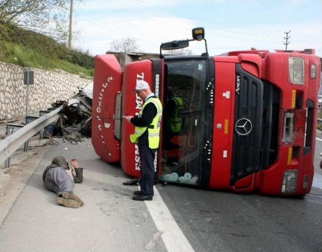 Virajı Alamayan Tır Yan Yattı, S&uuml;r&uuml;c&uuml; Ambulans Bekledi