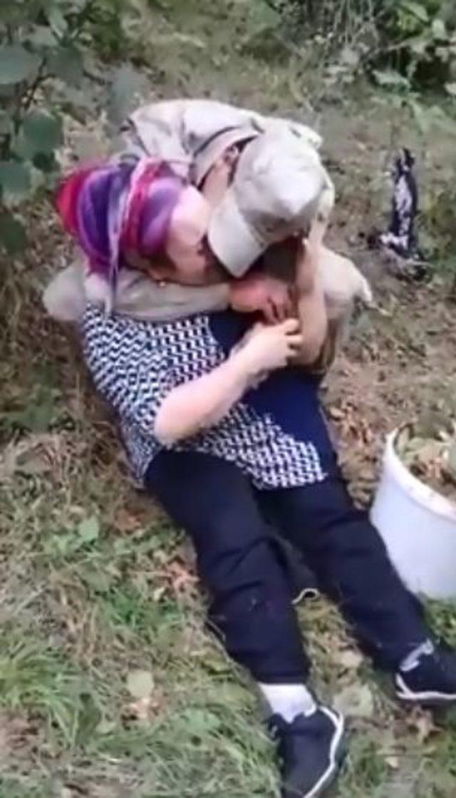 Askerden, fındık bah&ccedil;esindeki annesine duygu dolu s&uuml;rpriz 1