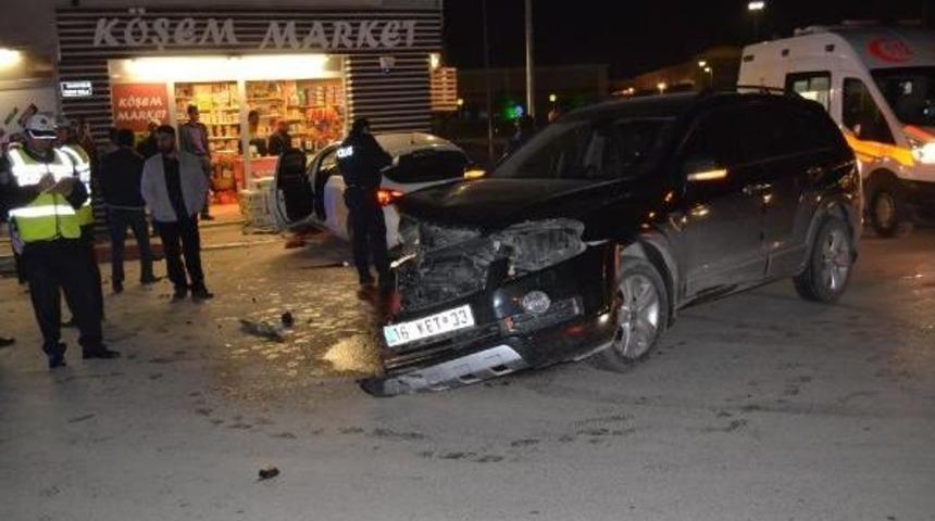 İki Otomobilin &Ccedil;arpıştığı Kaza Şans Eseri Atlatıldı