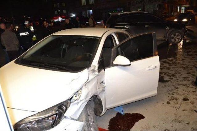 İki Otomobilin &Ccedil;arpıştığı Kaza Şans Eseri Atlatıldı 1