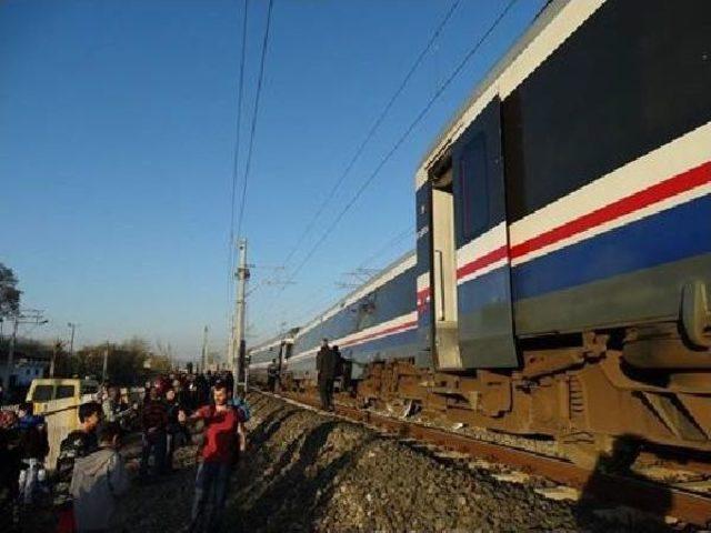 İzmir de Yolcu Treni Raydan &Ccedil;ıktı 1
