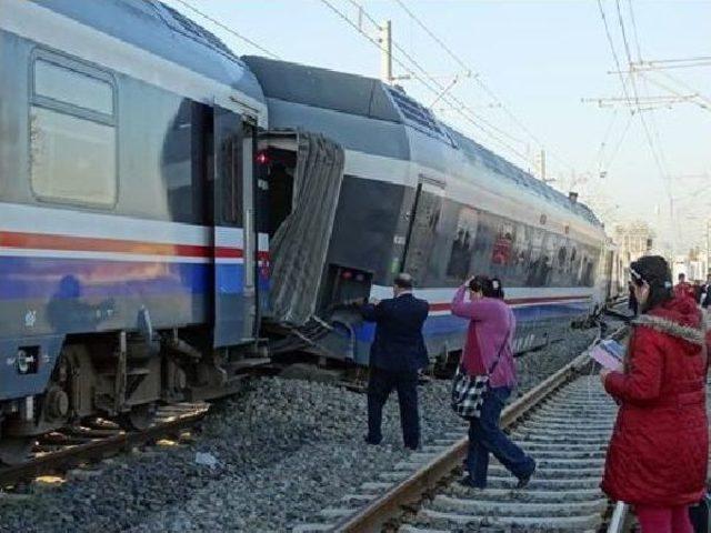 İzmir de Yolcu Treni Raydan &Ccedil;ıktı 2