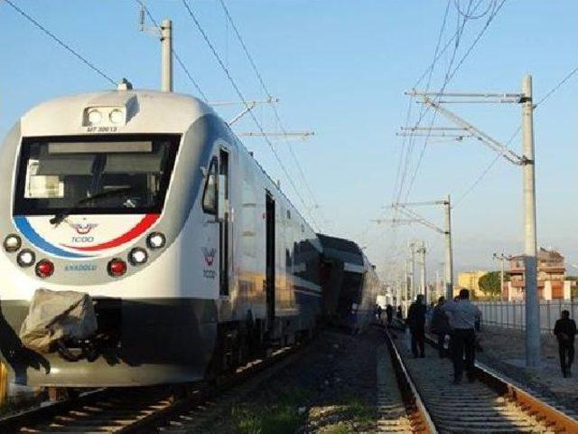 İzmir de Yolcu Treni Raydan &Ccedil;ıktı 3