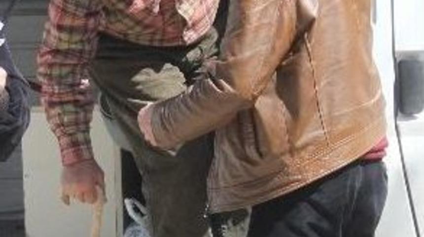 188 Paket Ka&ccedil;ak Sigara İle Yakanan Şahıs Bastonuyla Cezaevine Gitti