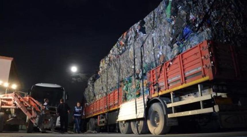Geri D&ouml;n&uuml;ş&uuml;m Atığı Taşıyan Tır'dan 200 Bin Paket Ka&ccedil;ak Sigara &Ccedil;ıktı