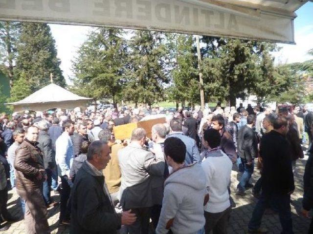 Sahibi &Ouml;len Kedi Cenazede Tabutun Yanından Ayrılmadı 2