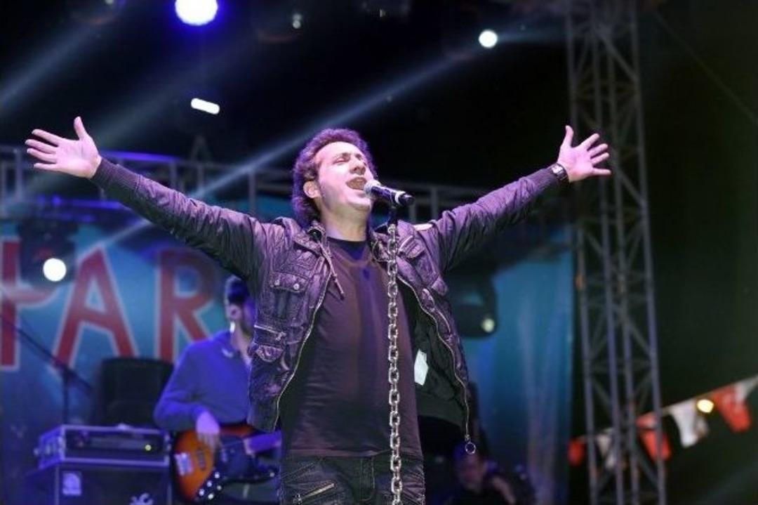 Manisalılar Kayahan&rsquo;ı "yemin Ettim" Şarkısıyla Andı