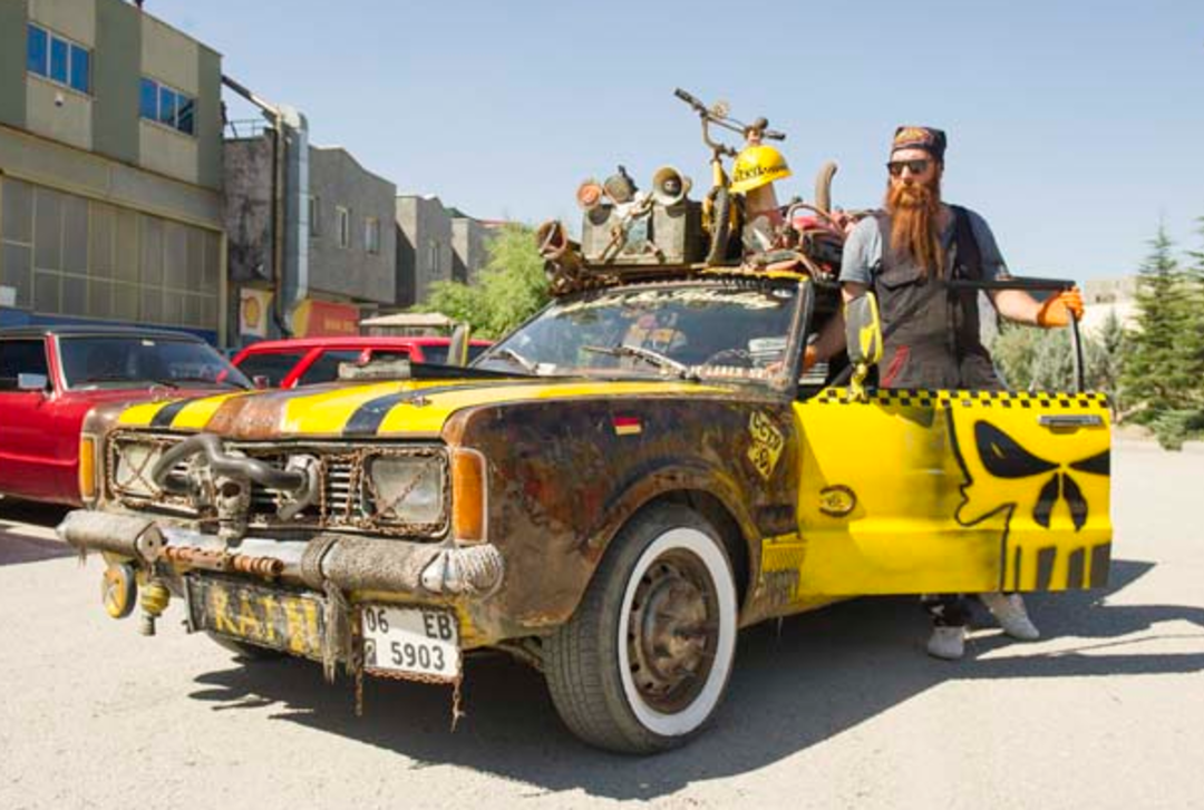 Onu g&ouml;ren 100 bin dolarlık arabalara bile bakmıyor 