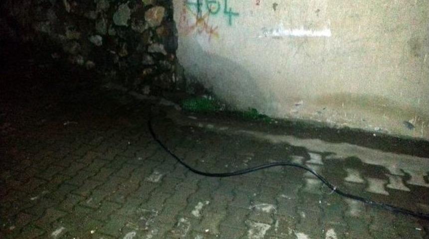 Kablo Hırsızları Mahalleliye Yakalandı