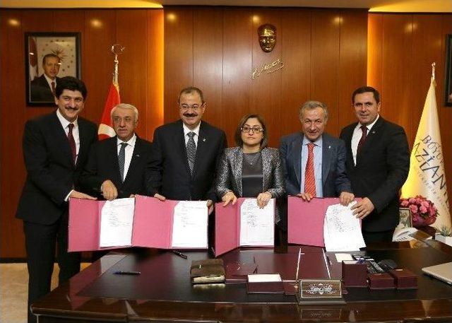 Gaziantep&rsquo;e Ulusal Kongre Merkezi İ&ccedil;in İmzalar Atıldı 1